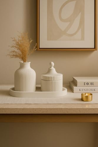 3 Parçalı Beyaz Dekoratif Set – Çizgili Vazo, Kapaklı Mumluk & Oval Tepsi