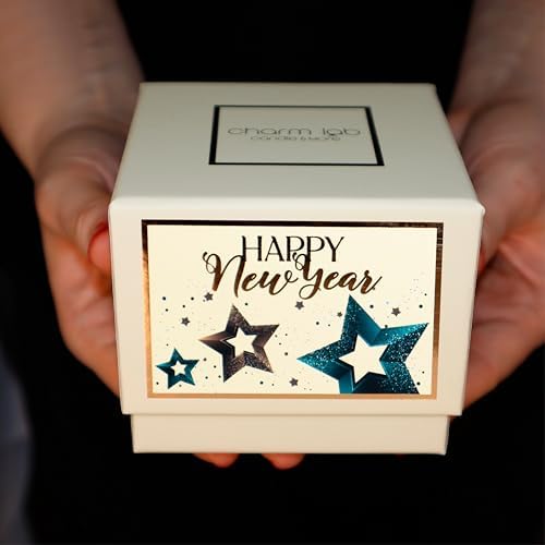 – Yılbaşı Hediyesi, Ahşap ve Baharatlı Sandal Kokulu, Doğal Biyo Balmum, 135 g Kokulu Mum, 40 Saat Yanma Süresi, Lüks Kutulu, Kadın ve Erkek için Şık Yılbaşı Hediyesi