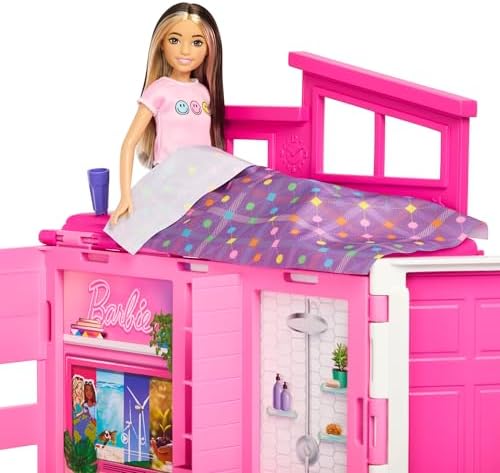 bebek ve evi oyun seti; mutfak, banyo, çatı katı yatak odası ve salon dahil 4 oyun alanı bulunan yazlık ev, 11 dekorasyon aksesuarı, HRJ77